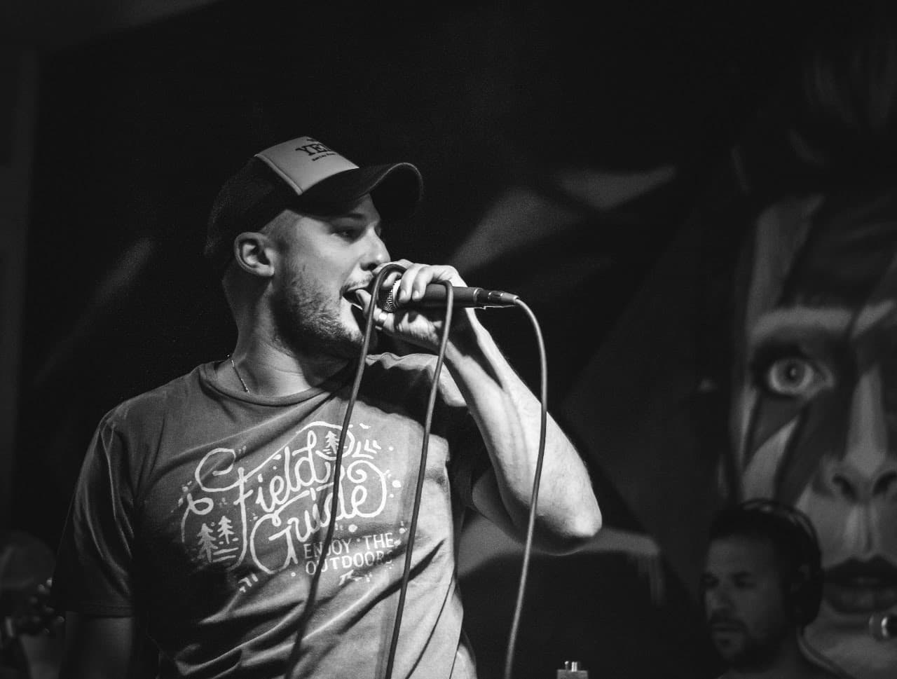 Cantante con micrófono