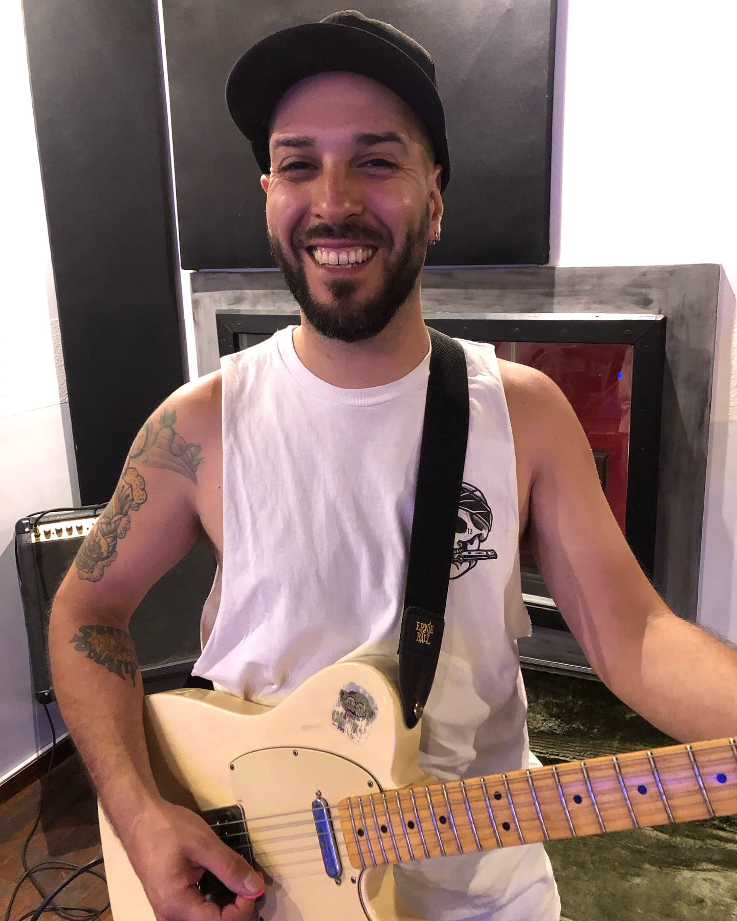 Cantante en vivo con guitarra